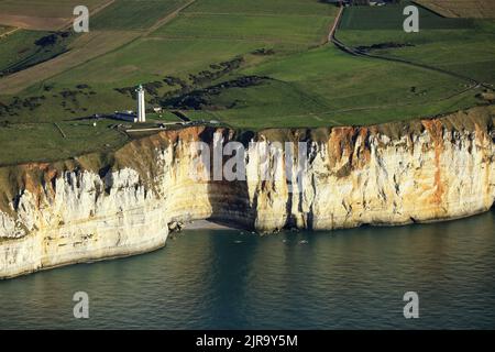 La Poterie-Cap-d'Antifer (Normandie, nord-ouest de la France) : vue aérienne du phare d'Antifer, construit en 1949, près d'Etretat. Banque D'Images