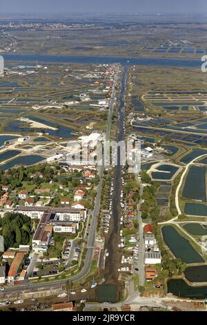 La Tremblade (centre-ouest de la France) : vue aérienne de la station balnéaire et de la petite ville huître dans la baie de Marennes-Oléron, sur la rive gauche de la Banque D'Images