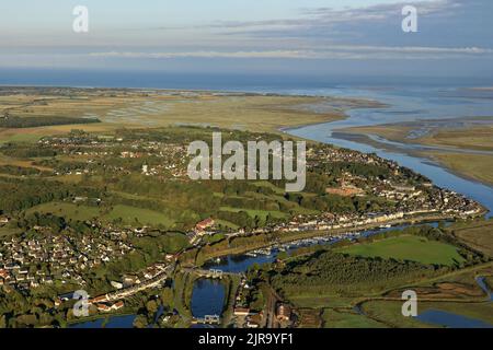 Saint-Valery-sur-somme (nord de la France) : vue aérienne de la côte, de la ville sur un promontoire surplombant l'estuaire de la somme et le port Banque D'Images