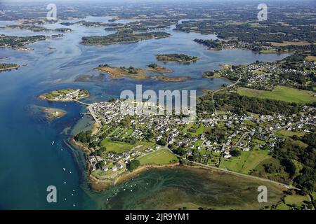 Etel (Bretagne, Nord-Ouest de la France) : vue aérienne du village par la rivière Etel et les petites îles en automne. Banque D'Images
