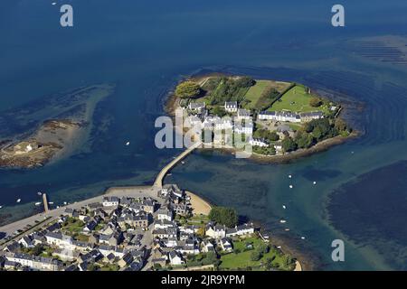 Belz (Bretagne, Nord-Ouest de la France) : vue aérienne de l'île Saint-Cado, de son pont et de sa digue et de l'Islet de Nichtarguer sur l'Etel. Banque D'Images