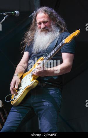 Liam ‘Skin’ Tyson, guitariste en chef du Cast Performing au Weyfest Festival, Tilford, Angleterre, Royaume-Uni. 19 août 2022 Banque D'Images