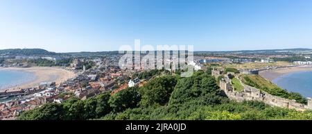 Vue panoramique aérienne de Scarborough montrant la ville et les baies sud et nord, Scarborough, North Yorkshire, Yorkshire, Angleterre, ROYAUME-UNI Banque D'Images