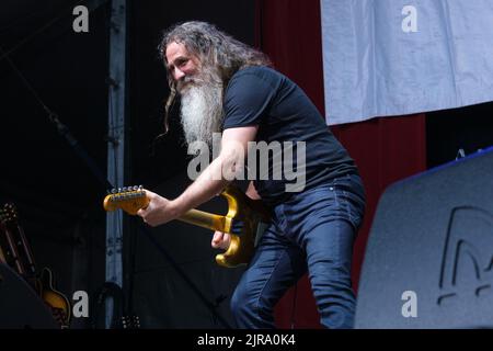 Liam ‘Skin’ Tyson, guitariste en chef du Cast Performing au Weyfest Festival, Tilford, Angleterre, Royaume-Uni. 19 août 2022 Banque D'Images