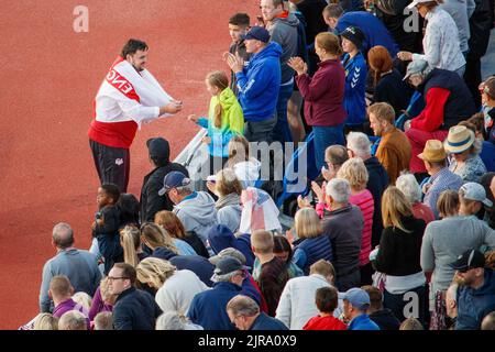 Action des Jeux du Commonwealth de Birmingham au stade Alexander dans la soirée du 5th août 2022. La photo montre l'athlète d'Angleterre Scott Lincoln célébrant avec des spectateurs après avoir remporté une médaille de bronze dans le tir pour hommes. Banque D'Images