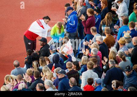 Action des Jeux du Commonwealth de Birmingham au stade Alexander dans la soirée du 5th août 2022. La photo montre l'athlète d'Angleterre Scott Lincoln célébrant avec des spectateurs après avoir remporté une médaille de bronze dans le tir pour hommes. Banque D'Images