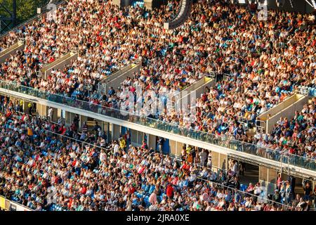 Action des Jeux du Commonwealth de Birmingham au stade Alexander dans la soirée du 5th août 2022. La photo montre les énormes foules de vendtous. Le stade a été épuisé pendant toutes les journées des Jeux du Commonwealth. Banque D'Images