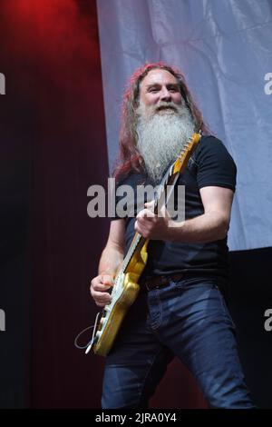 Liam ‘Skin’ Tyson, guitariste en chef du Cast Performing au Weyfest Festival, Tilford, Angleterre, Royaume-Uni. 19 août 2022 Banque D'Images