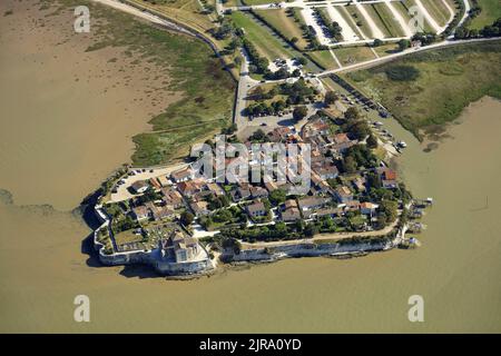 Talmont-sur-Gironde (sud-ouest de la France) : vue aérienne du village perché sur un promontoire rocheux surplombant l'estuaire de la Gironde et, par le c Banque D'Images