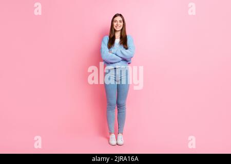 Photo pleine longueur de jeune adorable belle femme avec de longs cheveux soyeux bras croisés isolés sur fond rose Banque D'Images