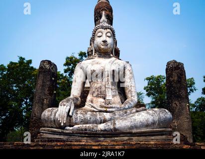 Statue de Bouddha assise au parc historique de Sukhothai, province de Sukhothai, CentralThailand Banque D'Images