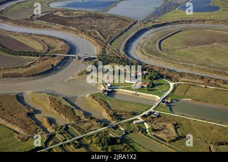 Charron (centre-ouest de la France) : vue aérienne des écluses de Brault entre Marans et la baie de LÕAiguillon. Construit en 1886 sur une diversion d'eau Banque D'Images