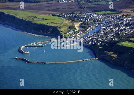 Port-en-Bessin-Huppain (Normandie, Nord-Ouest de la France) : vue aérienne de la côte du Bessin, de son port de pêche et de sa marina Banque D'Images