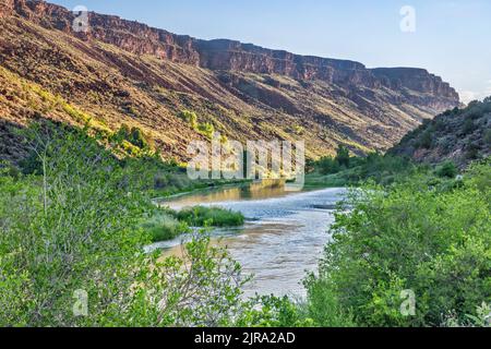 Gorge du Rio Grande, traversant des roches volcaniques de basalte et de rhyolite au plateau de Taos, monument national du Rio Grande del Norte, Nouveau-Mexique, États-Unis Banque D'Images