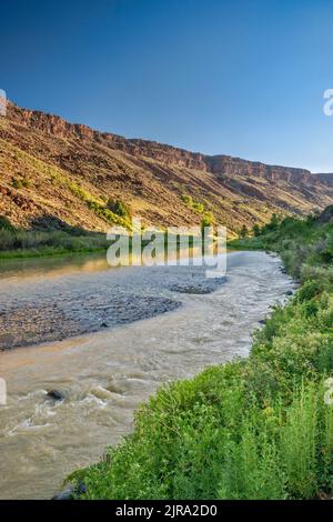 Gorge du Rio Grande, traversant des roches volcaniques de basalte et de rhyolite au plateau de Taos, monument national du Rio Grande del Norte, Nouveau-Mexique, États-Unis Banque D'Images