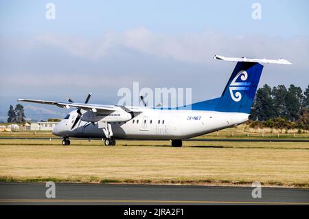 An Air New Zealand, a de Havilland DHC-8-311Q Dash 8 Aircraft taxis le long de la piste pour décollage à l'aéroport Nelson sur l'île du Sud en Nouvelle-Zélande Banque D'Images