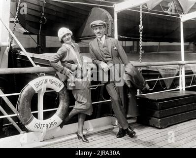Sur leur chemin vers l'Amérique. GRETA Garbo et Mauritz Stiller par le navire Drottningholm à Göteborg, Suède. Banque D'Images