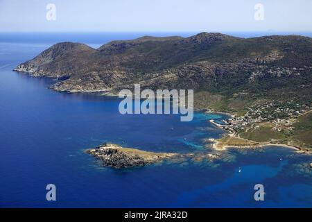 Corse du Nord, département de la haute-Corse, Centuri : vue aérienne du village et de sa petite marina. En arrière-plan, le ÒCapo BiancoÓ et le ÒCap Banque D'Images