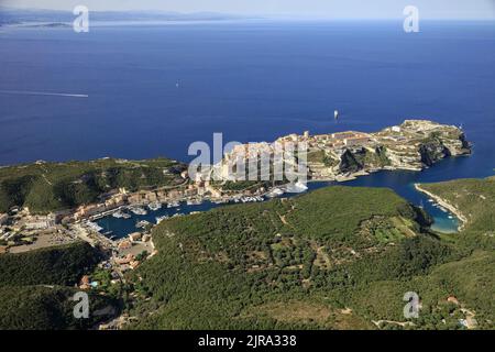 Corse-du-sud, département de la Corse-du-sud, Bonifacio : vue aérienne de la citadelle, du port de plaisance et du port commercial. En arrière-plan, la côte de Banque D'Images