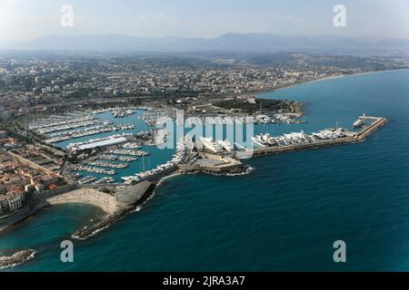 Antibes (sud-est de la France) : vue aérienne du port de plaisance de Port Vauban et de la ville Banque D'Images