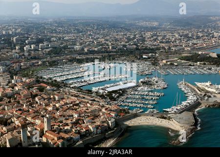 Antibes (sud-est de la France) : vue aérienne du port de plaisance de Port Vauban et de la ville Banque D'Images