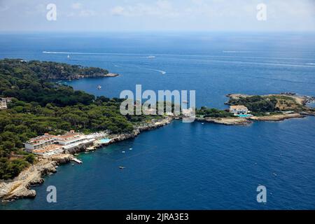 Antibes (sud-est de la France) : vue aérienne sur la péninsule d'Antibes avec l'hôtel et le restaurant de luxe Eden Roc et les villas au bord de l'eau Banque D'Images