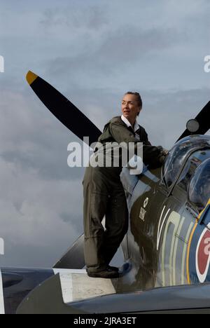 Carolyn Grace, pilote Spitfire. Carolyn Grace avec son Spitfire ML 407 à Duxford Airfield, Cambridgeshire, Grande-Bretagne. Photographié pour l'indépendant dans le Sunday Review Magazine, août 2008. PHOTO DE BRIAN HARRIS © 2008 07808-579804 Banque D'Images