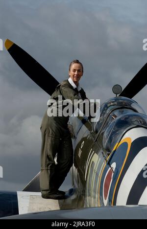 Carolyn Grace, pilote Spitfire. Carolyn Grace avec son Spitfire ML 407 à Duxford Airfield, Cambridgeshire, Grande-Bretagne. Photographié pour l'indépendant dans le Sunday Review Magazine, août 2008. PHOTO DE BRIAN HARRIS © 2008 07808-579804 Banque D'Images