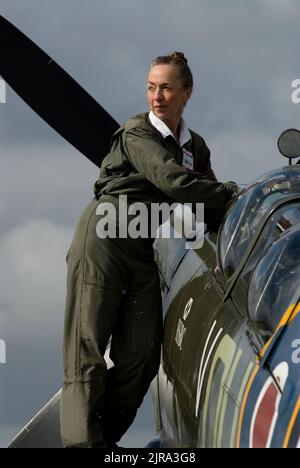 Carolyn Grace, pilote Spitfire. Carolyn Grace avec son Spitfire ML 407 à Duxford Airfield, Cambridgeshire, Grande-Bretagne. Photographié pour l'indépendant dans le Sunday Review Magazine, août 2008. PHOTO DE BRIAN HARRIS © 2008 07808-579804 Banque D'Images