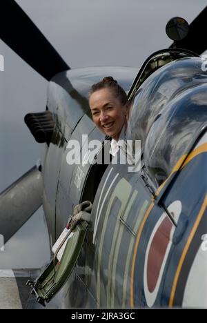 Carolyn Grace, pilote Spitfire. Carolyn Grace avec son Spitfire ML 407 à Duxford Airfield, Cambridgeshire, Grande-Bretagne. Photographié pour l'indépendant dans le Sunday Review Magazine, août 2008. PHOTO DE BRIAN HARRIS © 2008 07808-579804 Banque D'Images