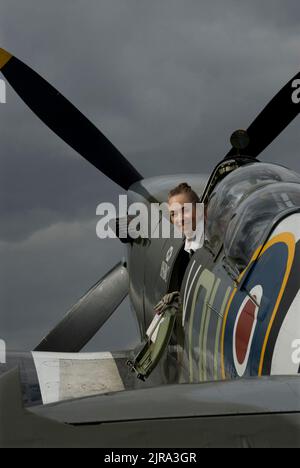 Carolyn Grace, pilote Spitfire. Carolyn Grace avec son Spitfire ML 407 à Duxford Airfield, Cambridgeshire, Grande-Bretagne. Photographié pour l'indépendant dans le Sunday Review Magazine, août 2008. PHOTO DE BRIAN HARRIS © 2008 07808-579804 Banque D'Images