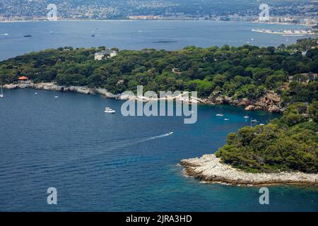 Antibes (sud-est de la France) : vue aérienne de la crique "anse de l'argent Faux", péninsule d'Antibes Banque D'Images