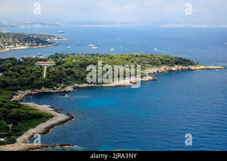 Antibes (sud-est de la France) : vue aérienne de la péninsule d'Antibes avec la pinède et le château de Garoupe Banque D'Images