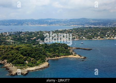 Antibes (sud-est de la France) : vue aérienne de la crique de Gaorrupe, dans la péninsule d'Antibes, avec bâtiments et villas le long du front de mer Banque D'Images