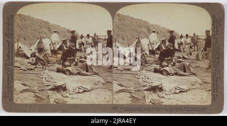 Les nobles soldats de Colombie, aussi gentils que courageux, américains donnant de l'eau aux blessés japonais après la bataille de Tientain, Chine, 1900, Chine, par James Ricalton, Sous-bois et sous-bois. Banque D'Images