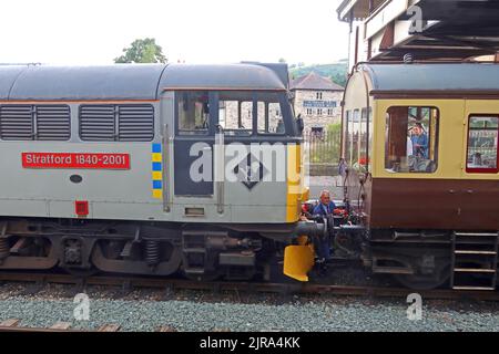 Le moteur diesel 31271 s'introduit à Llangollen, au nord du pays de Galles, avec des wagons, chemin de fer à vapeur historique, 1960s, 1960 Banque D'Images