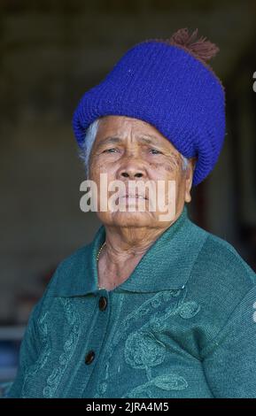 Un portrait d'une vieille dame ethnique dans un chapeau bleu, pris à Sakon Nakhon, Thaïlande.