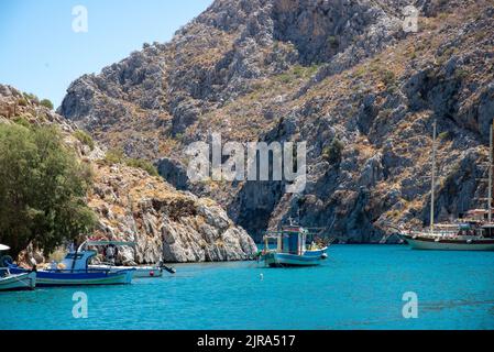 Bateaux dans le port de Vathe, Kalymnos, Dodécanèse, Grèce, sud de la mer Égée. Banque D'Images