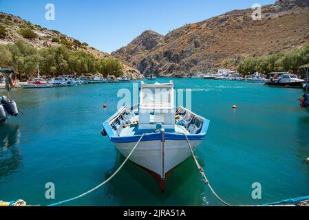 Bateaux dans le port de Vathe, Kalymnos, Dodécanèse, Grèce, sud de la mer Égée. Banque D'Images