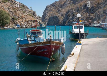 Bateaux dans le port de Vathe, Kalymnos, Dodécanèse, Grèce, sud de la mer Égée. Banque D'Images