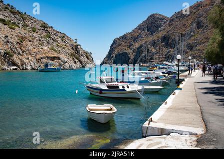 Bateaux dans le port de Vathe, Kalymnos, Dodécanèse, Grèce, sud de la mer Égée. Banque D'Images