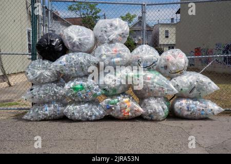 Sac de bouteilles et de canettes recyclées dans un centre de rachat situé sur Junction Blvd. À Corona, Queens, New York Banque D'Images