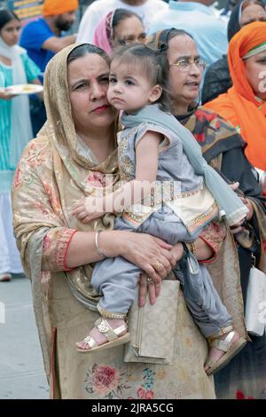 Une grand-mère et une petite-fille ont été à l'honneur pour le début de la parade Nagar Kirtan à Richmond Hill, Queens, New York. Banque D'Images