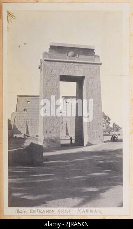 Arche d'entrée principale, Karnak. Tirée de l'album: Album photo du major J.M. Rose, 1st NZEF, 1914-1915, Égypte, par le major John Rose. Banque D'Images