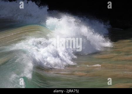 Vagues parfaites dans les eaux cristallines à côté de deux Brothers Cliff, plage de Cacimba, île de Fernando de Noronha, Brésil Banque D'Images