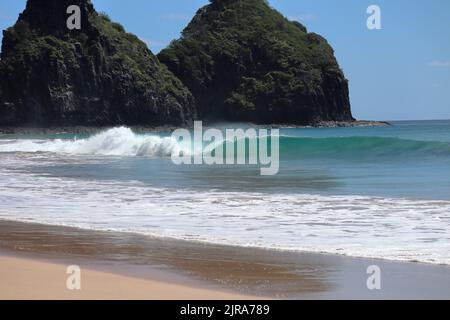 Vagues parfaites dans les eaux cristallines à côté de deux Brothers Cliff, plage de Cacimba, île de Fernando de Noronha, Brésil Banque D'Images