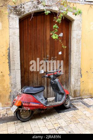 CHANIA,GRÈCE-OCTOBRE 03:Old Scooter garée en face de la vieille maison grecque.03 octobre,2013 à Chania,Crète,Grèce. Banque D'Images