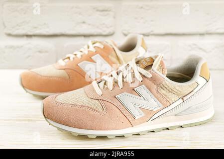 Kiev, Ukraine - 19 avril 2022. Nouveau modèle de chaussures balance, modèle 996, cuir daim rose, sur fond de mur brique blanc. Phot éditorial illustratif Banque D'Images