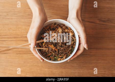 Fond de bol de nouilles soba. Nouilles soba japonaises traditionnelles avec poulet et légumes. Concept alimentaire asiatique. Photo de haute qualité Banque D'Images