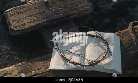 D'en haut a ouvert la Sainte Bible et la couronne d'épines placées sur la croix en bois après la crucifixion de Jésus-Christ Banque D'Images